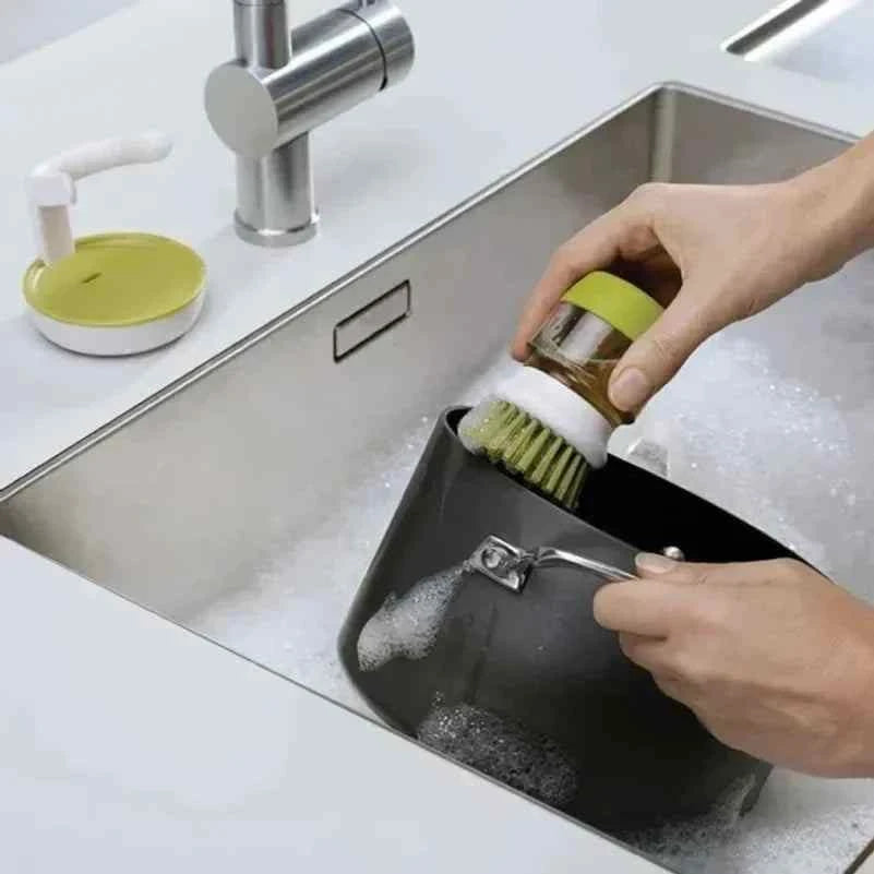 Cepillo de cocina para platos con dispensador de jabón integrado